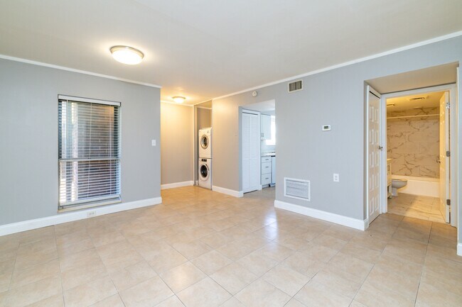 Building Photo - 431 Canberra Dr