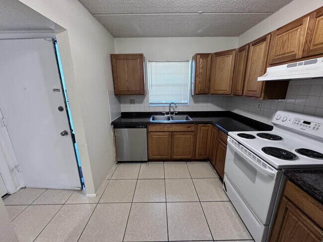 Building Photo - 2856 Somerset Park Dr