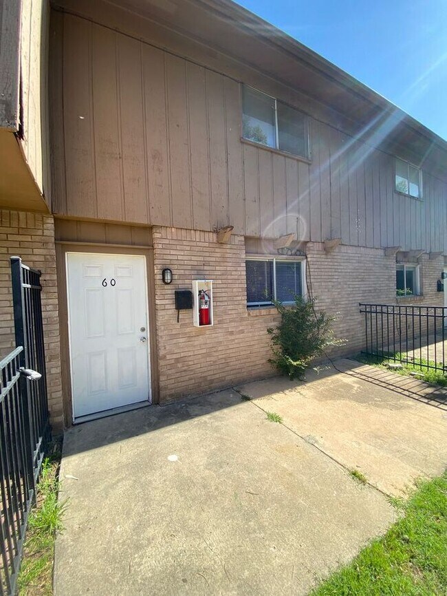 Foto del edificio - 2 Bedroom 1 Bath Apt at the Monterey Squar...