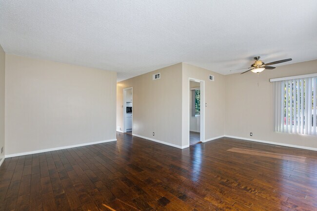 Living/dining room - 148 N Catalina Ave
