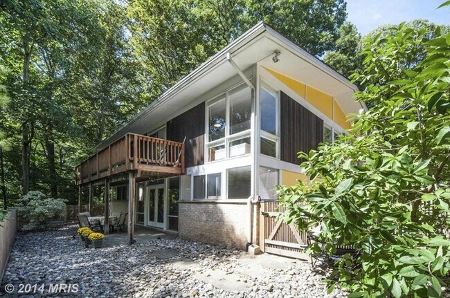 Building Photo - 20 Crest Park Ct