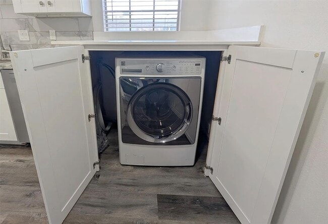 In unit Washer + dryer - 2101 Fountain View Dr
