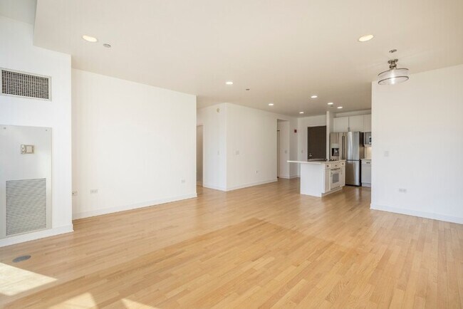 Foto del edificio - Stunning two bedroom, two bathroom high-ri...