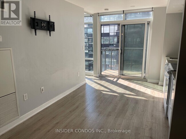 Photo du bâtiment - 705-4k Spadina Ave.