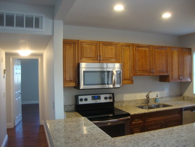 Foto del edificio - 665 Enfield St