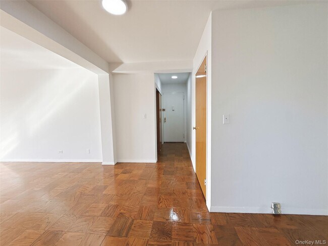 Foto del edificio - 3240 Riverdale Ave