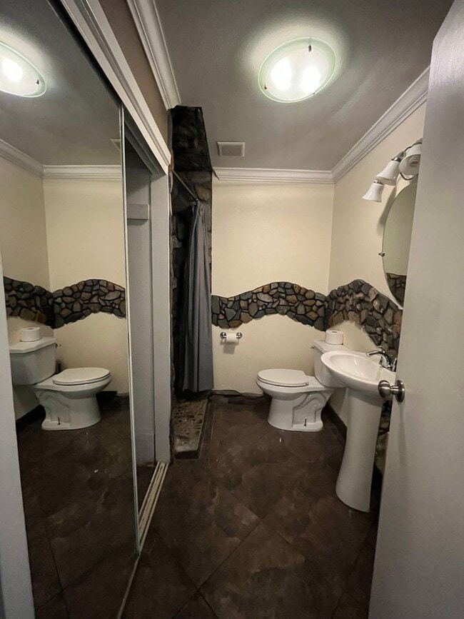 Building Photo - Cozy, ground floor condo for rent