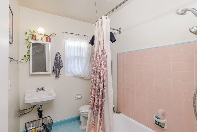 Interior Photo - 1037 Sanborn Ave
