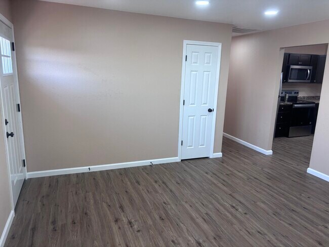 Building Photo - 1811 Briarwood Dr