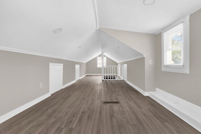 Building Photo - 1059 Lawrence Dr