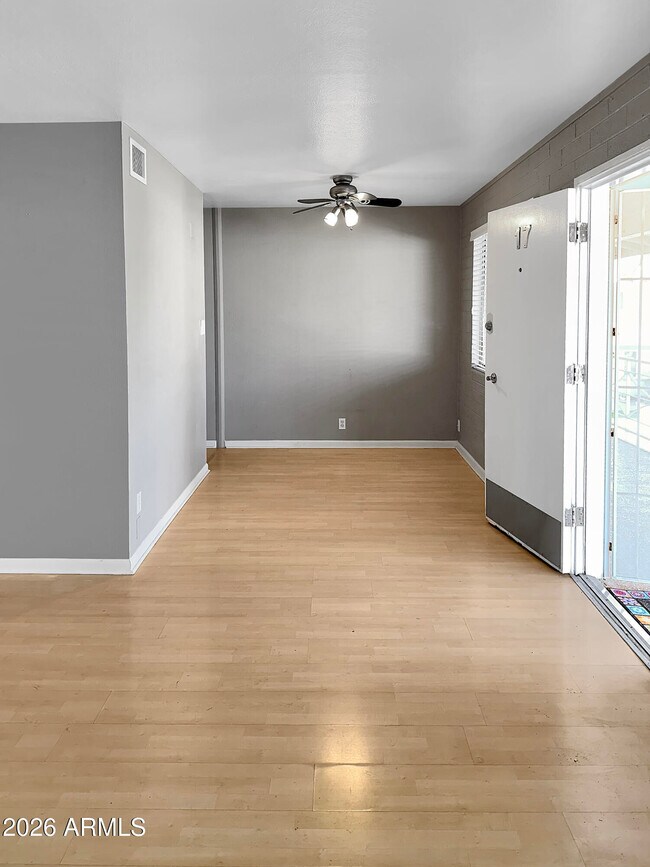 Foto del edificio - 6841 E 2nd St