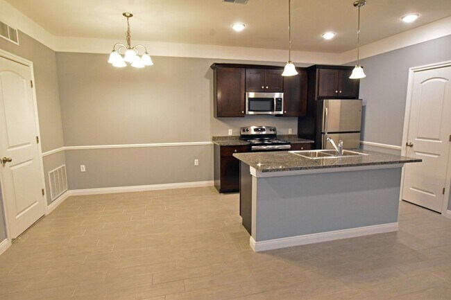 Foto del edificio - *SAVE $500 ON MAY MOVE-IN COSTS* Shelby To...