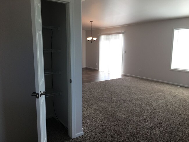 Building Photo - House for rent in Deer Creek