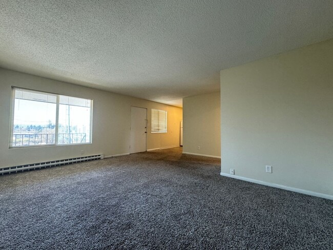 Foto del edificio - Spacious Montavilla 2 Bedroom Top Floor Un...