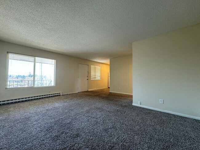 Building Photo - Spacious Montavilla 2 Bedroom Top Floor Un...