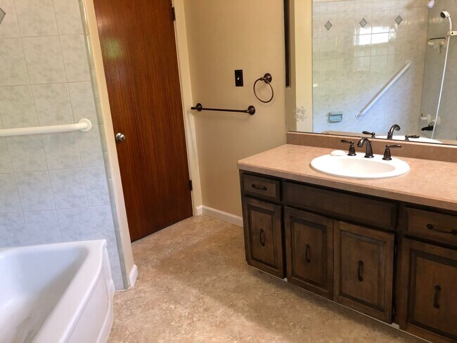 Baño principal, bañera/ducha - 1000 Cherry St
