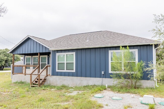 Building Photo - 1404 Tee Dr