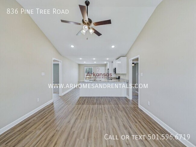 Foto del edificio - 836 Pine Tree Rd