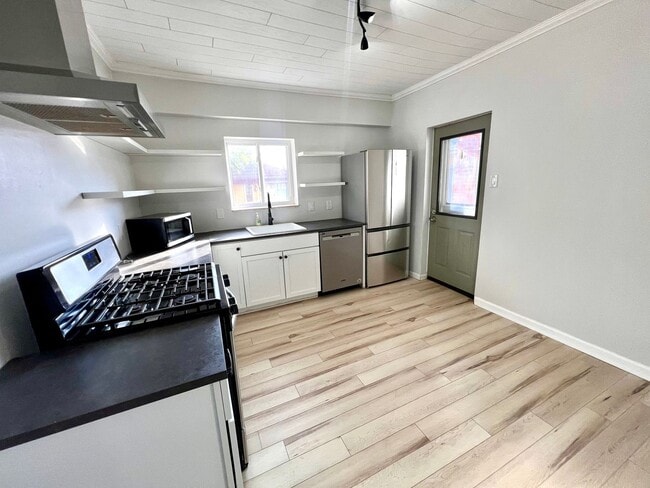 Building Photo - 3 Bedroom 1.5 Bath - Updated Home for Rent