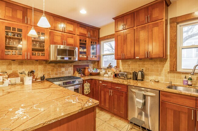 Foto del edificio - 3 br, 2 bath Apartment - 236 Concord Ave # B
