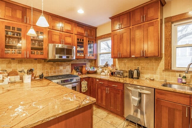 Building Photo - 3 br, 2 bath Apartment - 236 Concord Ave # B