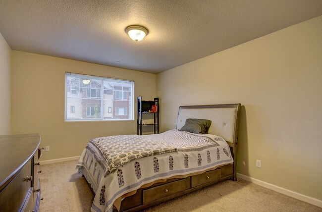 Building Photo - Sequoia Village Townhome-3 Bd/2.5 Ba-Blt.2016