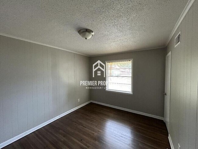 Building Photo - 796 Westview Rd