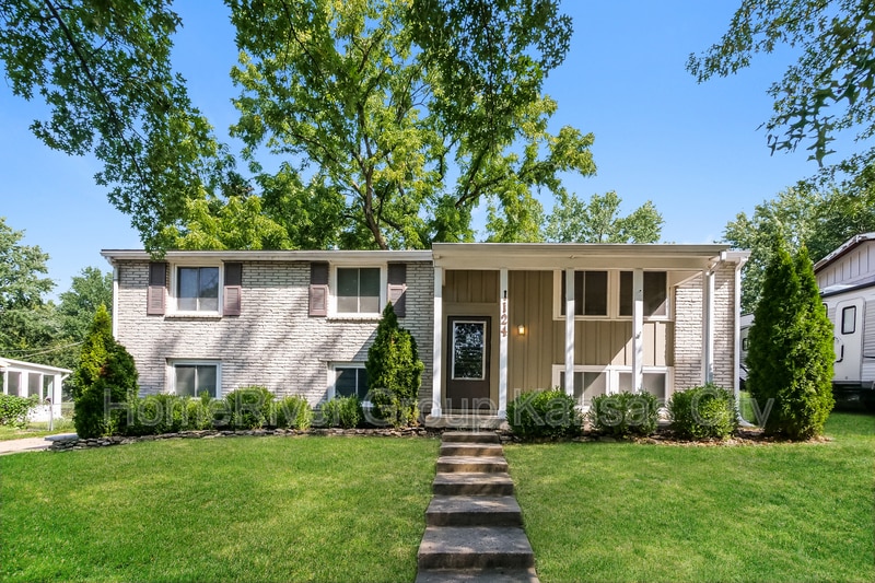 Primary Photo - 1124 NE 52nd Pl