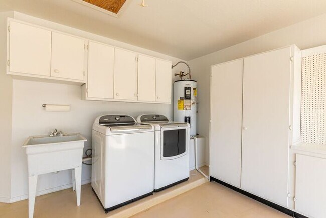 Building Photo - 6800 S Oakmont Dr