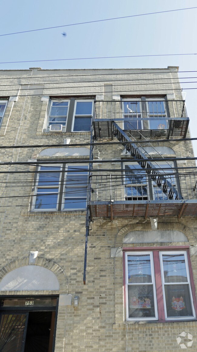 Foto del edificio - 753 E 224th