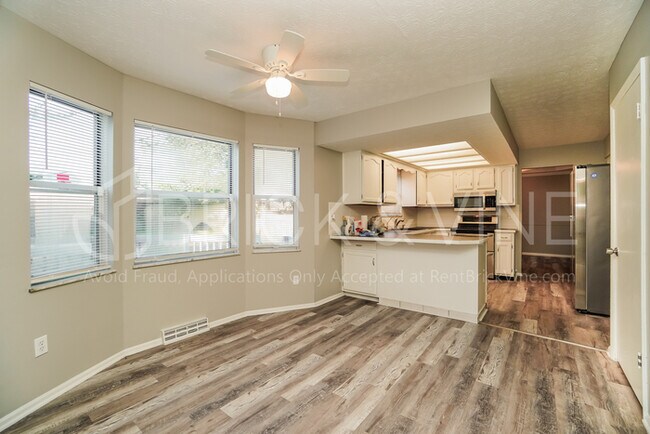 Foto del edificio - 2227 Lilacwood Ave