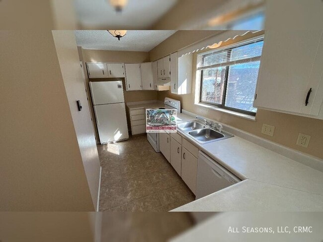 Building Photo - 1525 Spring Valley Dr