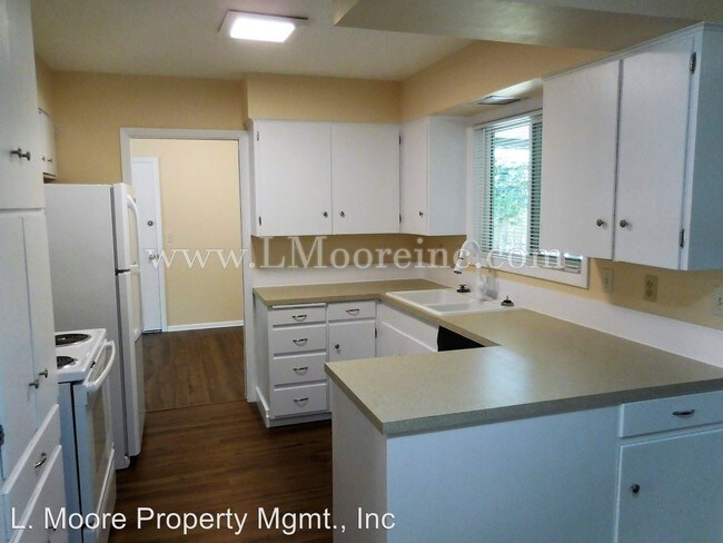 Building Photo - 6895 SW Rollingwood Dr