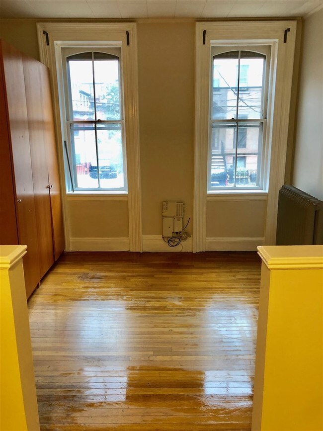 Building Photo - 221 8th St