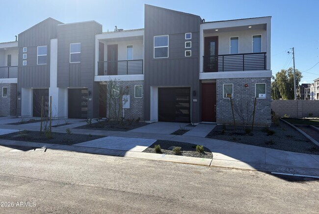 Building Photo - 1009 E Pasadena Ave