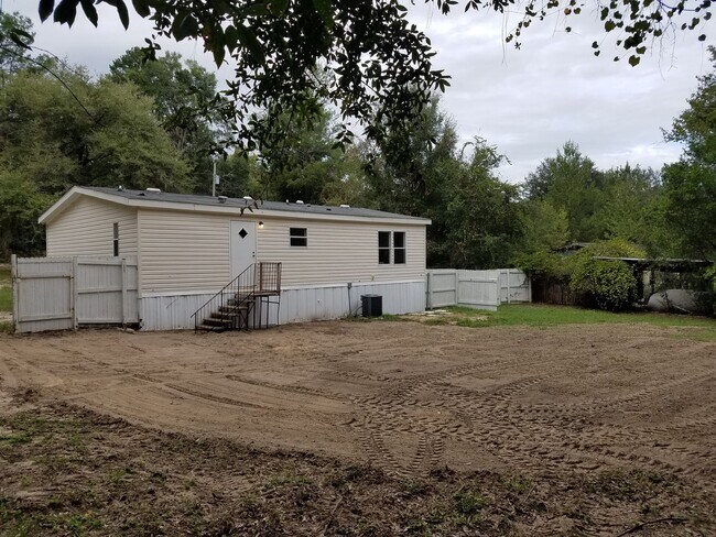 Foto del edificio - 3 Bed 2 Bath w/ HUGE screen porch on partially FENCED 1/3 Acre!