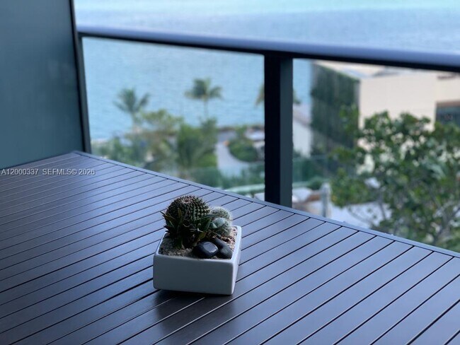 Foto del edificio - 650 NE 32nd St