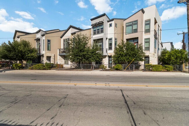 Foto del edificio - 2104 N Saint Marys St