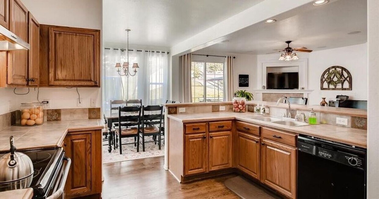 Foto principal - 6 month lease available! D20 5bdrm Home on...