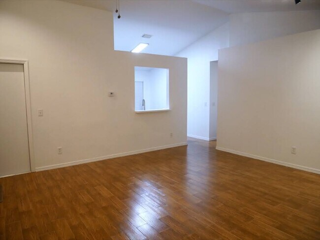 Foto del edificio - 753 Cape Cod Cir