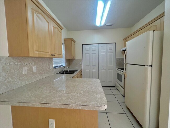 Foto del edificio - 763 NW 24th Ct