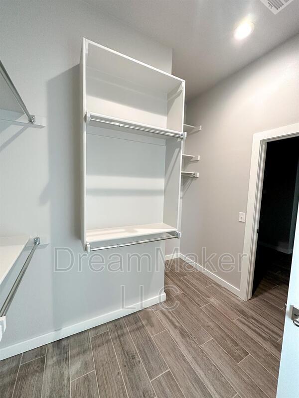 Foto del edificio - 5329 Red Maple Ave