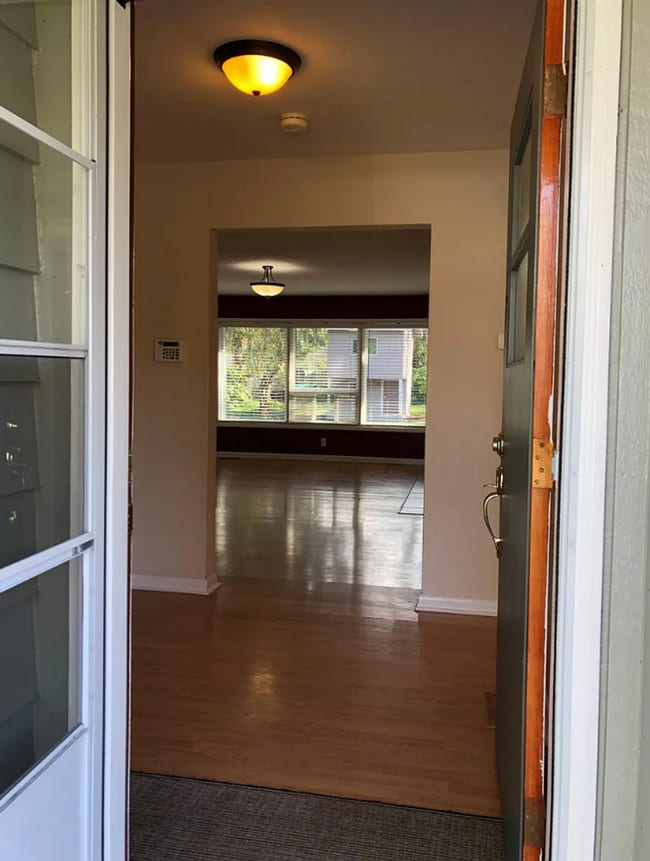 Building Photo - Stylish 4 bedroom 1.5 bath in SE Salem