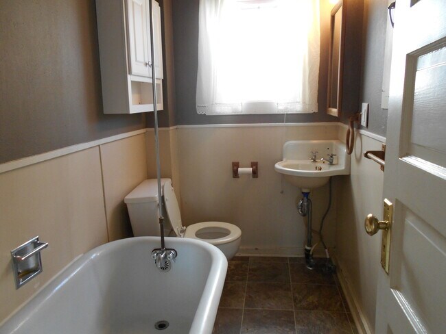Foto del edificio - 3 Bedroom, 1 Bathroom Home in Sunnyland! P...
