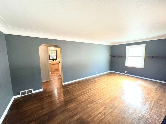 Building Photo - Gorgeous 3 Bedroom Single Family in Saint ...