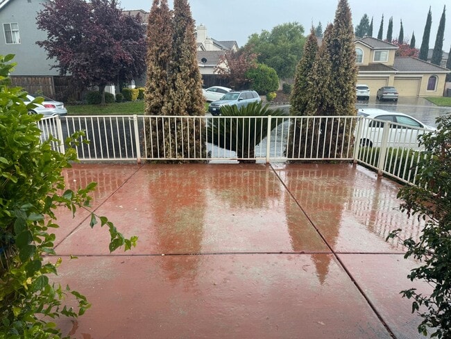 Foto del edificio - BEAUTIFUL TWO STORY 4 BED, 3 FULL BATH, & 2 CAR GARAGE