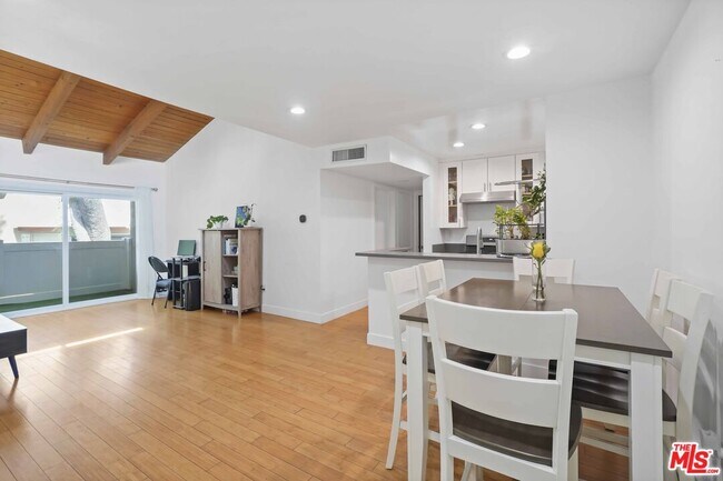 Foto del edificio - 10331 Lindley Ave