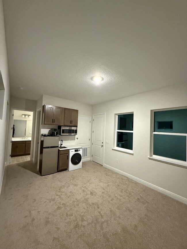 Studio apartment, private entrance, utilities included (garage and storage option available). - 3109 Voyager Ave