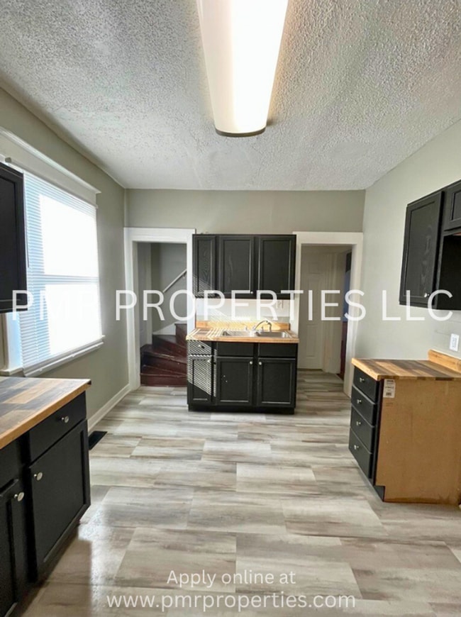 Building Photo - 4 Bedrooms/1 Bathroom House