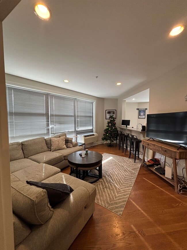 Building Photo - 100 Marshall St